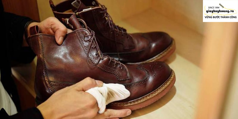10 Bước làm sạch giày da trắng bị mốc triệt để từ chuyên gia #1