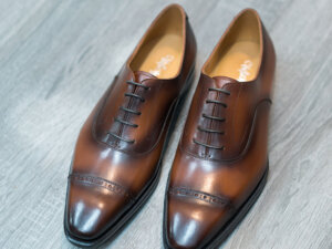 Giày Oxford Captoe Brogues đế da O2036 001