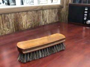 Bàn chải lông ngựa đánh giày tây cán gỗ dài 15cm 001