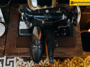 Giày lười nam da hạt khóa horesit Loafer LF2257 002