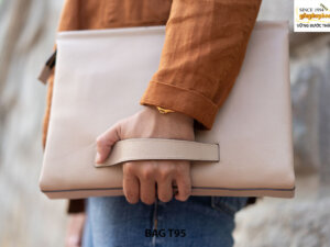 Túi ví cầm tay da hạt màu trắng chính hãng T95 001