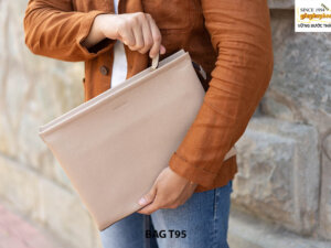 Túi ví cầm tay da hạt màu trắng chính hãng T95 005