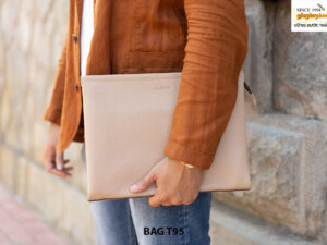 Túi ví cầm tay da hạt màu trắng chính hãng T95 003