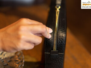 Ví cầm tay nam da vân chống trượt T97 004