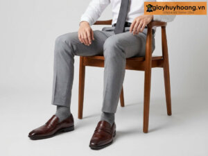Mẫu nam mặc quần tây công sở màu xám nhạt phối giày tây da nam da nam màu nâu HH59