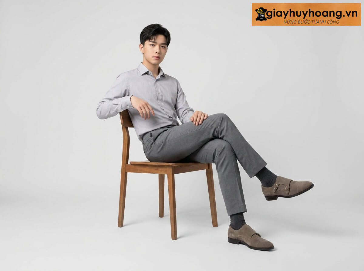 mau-mac-quan-tay-phoi-voi-giay-da-nam-monkstrap-u1987--02 Mẫu nam mặc quần tây công sở màu xám nhạt phối giày tây da nam da monkstrap da lộn ú1987
