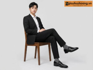 Mẫu nam mặc quần tây công sở màu đen phối giày tây da nam lười da màu đen M14