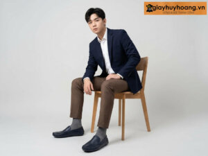 Mẫu nam mặc quần tây công sở màu nâu nhạt phối giày tây da nam lười không dây loafer VH23 xanh navy