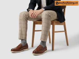 Mẫu nam mặc quần tây công sở màu kem nhạt phối giày tây da nam lười loafer t35 màu bò