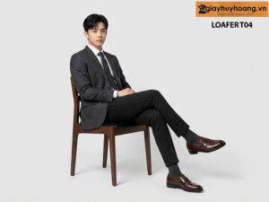 Mẫu nam mặc quần áo màu đen phối với giày lười nam công sở màu nâu t04 giayhuyhoang