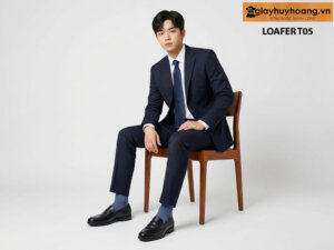Mẫu nam mặc quần áo màu xanh navy phối với giày lười nam công sở màu đen t05 giayhuyhoang