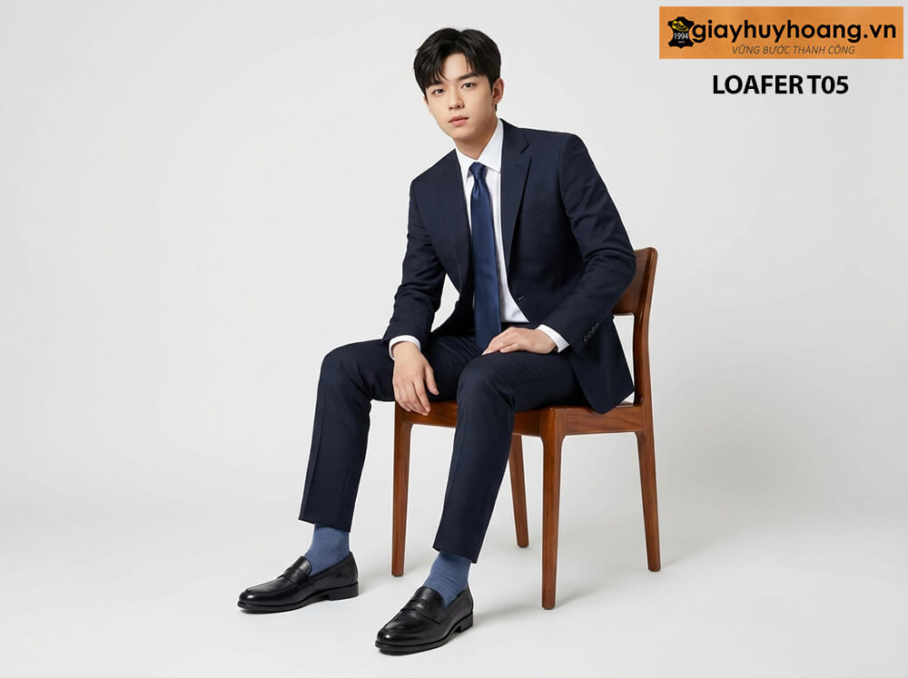 mau-nam-mac-ao-vest-navy-quan-navy-mang-giay-luoi-den-t05 Mẫu nam mặc quần áo màu xanh navy phối với giày lười nam công sở màu đen t05 giayhuyhoang