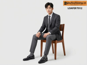 Mẫu nam mặc quần áo màu vest màu xám phối với giày lười nam công sở màu đen t012 giayhuyhoang
