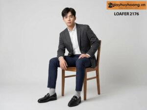 Mẫu nam mặc quần áo màu xanh navy phối với giày lười nam công sở màu đen giayhuyhoang