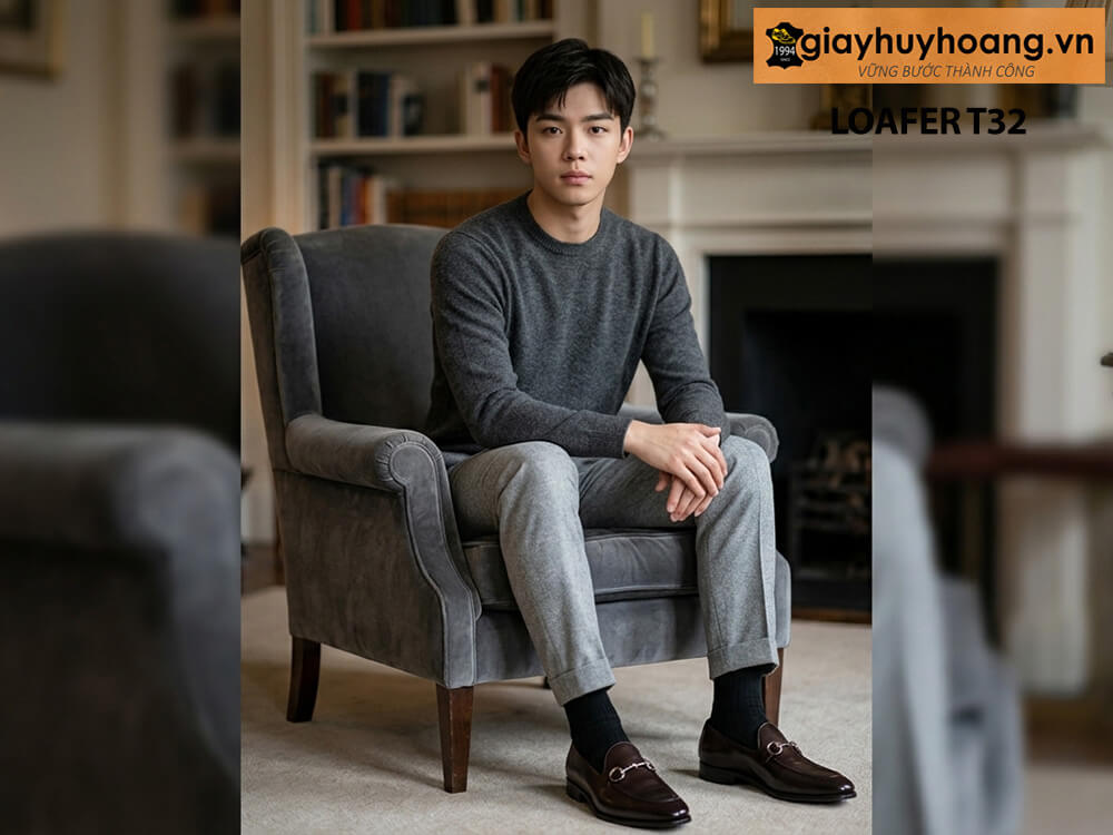 mau-nam-mac-quan-xam-phoi-giay-luoii-nam-mau-nau-t32 Mẫu nam mặc quần áo màu xám phối với giày lười loafer horesit màu nâu t32 giayhuyhoang