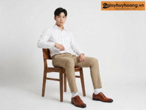 Mẫu mặc áo sơ mi trắng quần tây kem phối với giày tây nam màu bò M2008