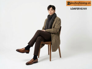 Mẫu nam mặc quần áo màu nâu đậm phối với giày lười peny loafer màu bò ig101 giayhuyhoang