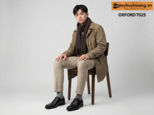 Mẫu nam mặc quần áo màu kem phối với giày tây nam công sở màu đen t025 giayhuyhoang