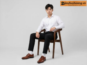 Mẫu nam mặc quần tây công sở màu xanh navy phối giày tây da nam derby màu bò m5
