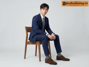 Mẫu nam mặc quần tây công sở màu xanh navy phối giày tây da nam da lộn derby m29
