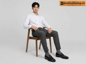 Mẫu nam mặc quần tây công sở màu xám phối giày tây da nam lười không dây loafer M30 màu đen