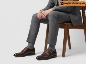 Mẫu nam mặc quần tây công sở màu xám nhạt phối giày tây da nam da monkstrap màu nâu T18