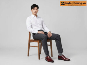 Mẫu mặc áo sơ mi trắng quần tây xám đậm với giày tây nam oxford M2205