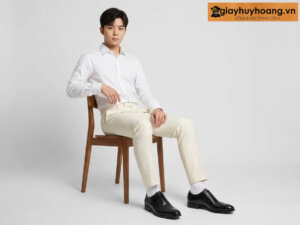Mẫu mặc quần tây kem phối với giày tây nam oxford màu đen tl1701