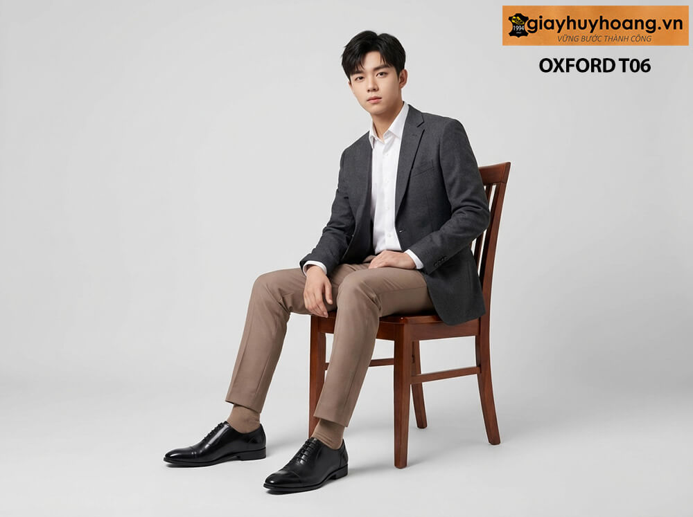 mau-nam-mac-ao-vest-xanh-navy-phoi-voi-quan-tay-nau-giay-tay-t06 Mẫu nam mặc quần áo màu nâu nhạt phối với giày tây nam trẻ trung màu đen t06 giayhuyhoang