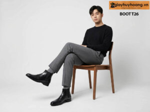 Mẫu nam mặc quần áo màu xám phối với giày boot nam cổ cao màu đen t26 giayhuyhoang