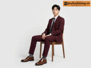 Mẫu nam mặc quần tây công sở màu đỏ đô phối giày tây da nam derby màu nâu 740020