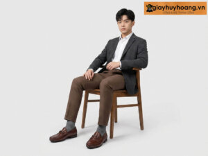 Mẫu nam mặc quần tây công sở màu nâu phối giày tây da nam lười không dây loafer M11 màu nâu