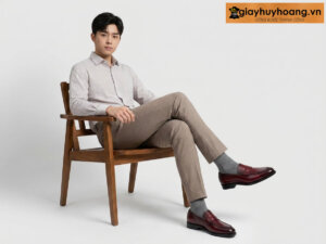 Mẫu nam mặc quần tây công sở màu xám phối giày tây da nam lười không dây loafer m2009 màu đỏ đô
