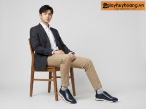 Người mẫu nam công sở mặc áo vest xám đậm phối giày da sneaker nam thể thao m2005 02