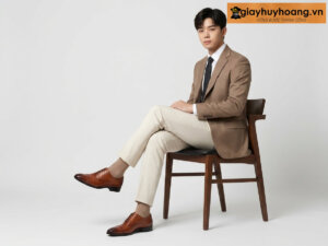 Người mẫu nam công sở mặc áo vest kem nhạt phối giày tây oxford nam màu bò M2c