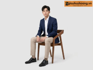 Người mẫu nam công sở mặc áo vest kem nhạt phối giày da tây nam oxford đen captoe