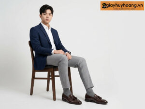 Mẫu nam mặc quần tây công sở màu xám phối giày tây da nam lười không dây loafer hh66s54 màu nâu