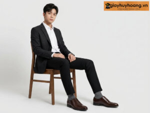 Người mẫu nam công sở mặc áo vest đen đậm phối giày da oxford nam wholecut o0223