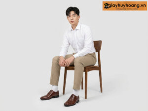 Người mẫu mặc quần tây màu kem phối với giày tây oxford nam of004cs nâu 005