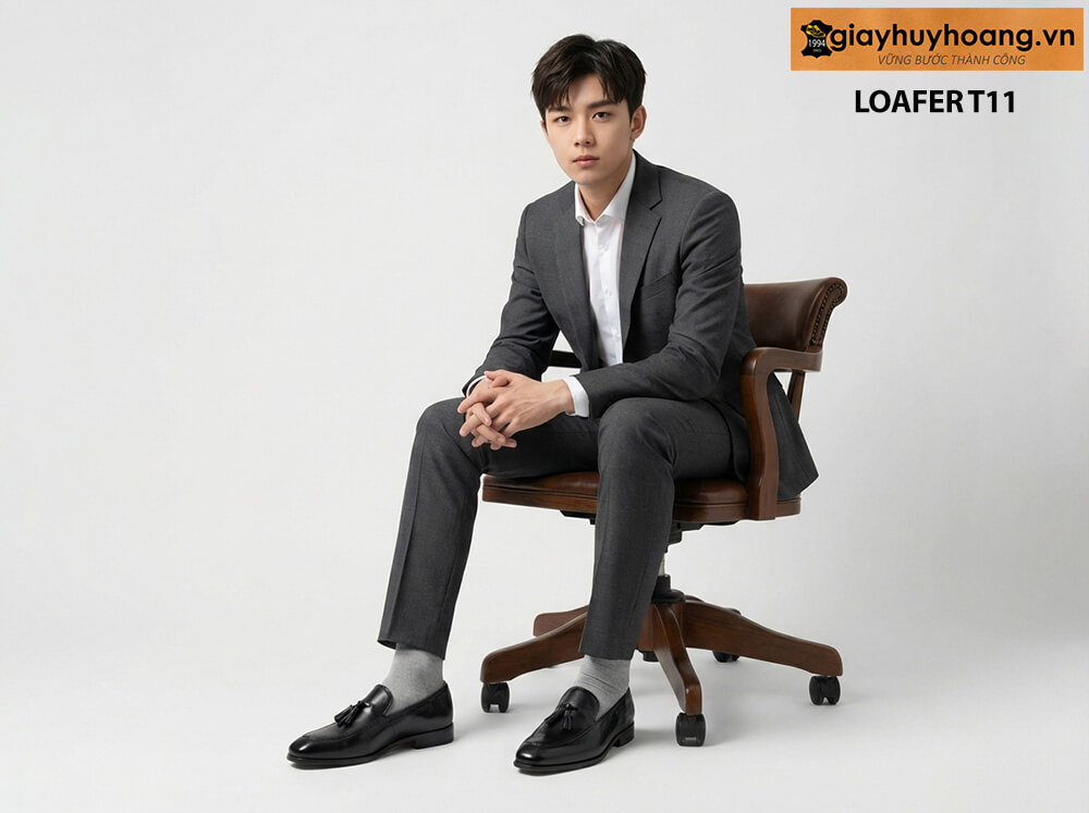 mau-nam-mac-quan-xam-dam-phoi-giay-luoi-den-t11 Mẫu nam mặc quần áo màu xám đậm phối với giày lười có chuông tassel loafer t11 giayhuyhoang