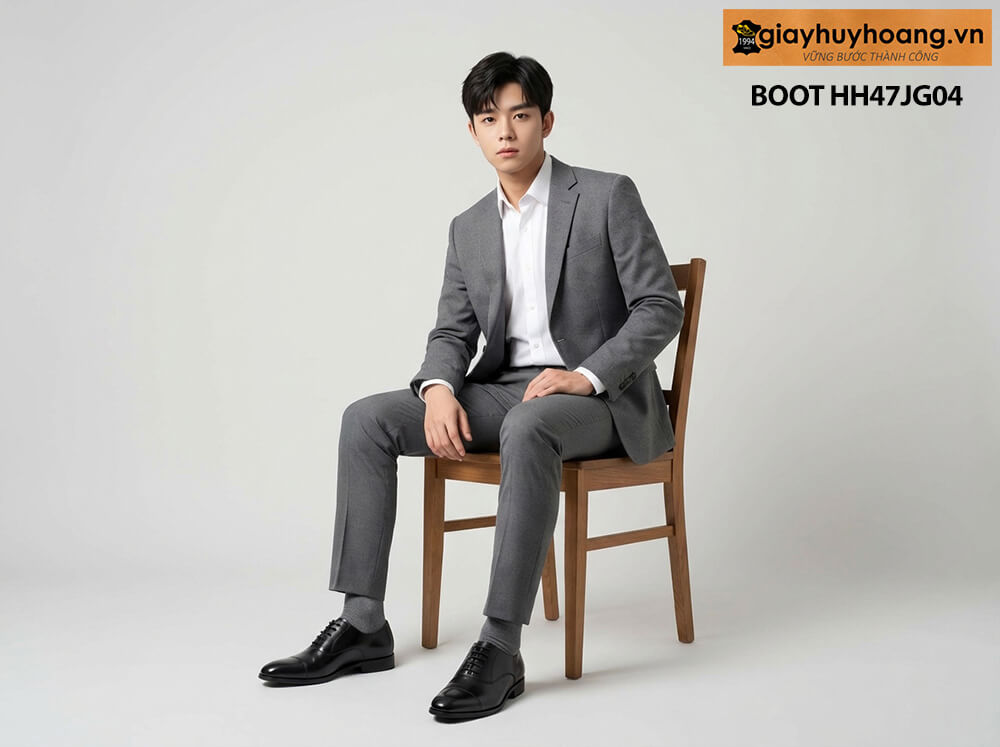 mau-nam-phoi-quan-ao-vest-xam-voi-giay-da-tay-den-t021 Mẫu nam mặc quần áo màu xám đậm phối với giày tây nam oxford captoe màu đen t021 giayhuyhoang