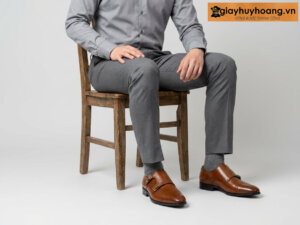 Mẫu nam mặc quần tây công sở màu xám đậm phối giày tây da nam lười không dây monkstrap M57 màu bò