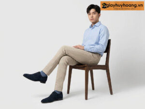 Người mẫu mặc quần tây kem phối với giày tây oxford nam da lộn m20 01